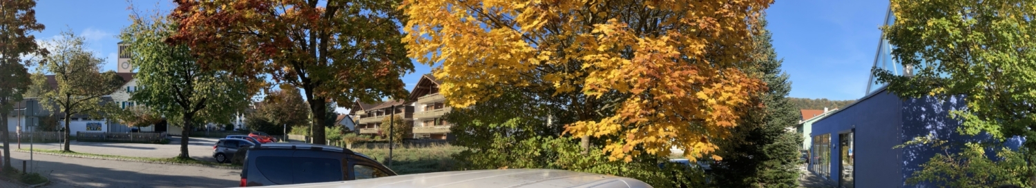 Herbstliche Stimmung - Blick auf St. Barbara Peißenberg, (Kirchturm, Kindergarten und Pfarrheim) sowie Kapelle des benachbarten Seniorenzentrums St. Ulrich